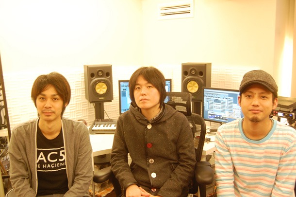 RAM RIDERとHIROKI（写真右端）、NAOTO（左端 / 2名ともにORANGE RANGE）。