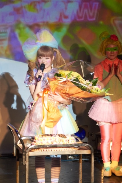 約450人の大歓声を浴びながら、自己最長パフォーマンスの計7曲を歌い上げたきゃりーぱみゅぱみゅ。