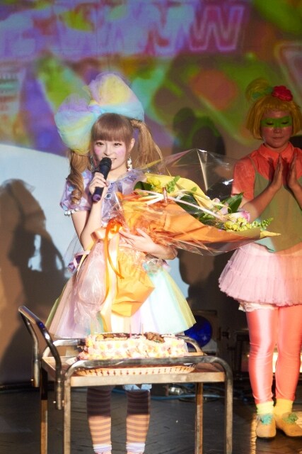 約450人の大歓声を浴びながら、自己最長パフォーマンスの計7曲を歌い上げたきゃりーぱみゅぱみゅ。