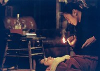 映画「モンスターズクラブ」のワンシーン。良一（写真下）を覗き込むユキ（上）。（C）GEEK PICTURES