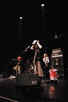 アンコールで立ち上がったNARASAKI。