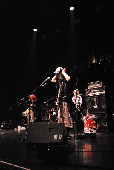 アンコールで立ち上がったNARASAKI。