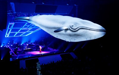 大阪城ホール内を自由に泳ぐシロナガスクジラ。