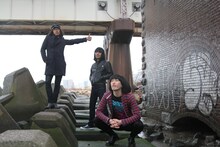 淀川の橋下にたたずむザ50回転ズの3人。