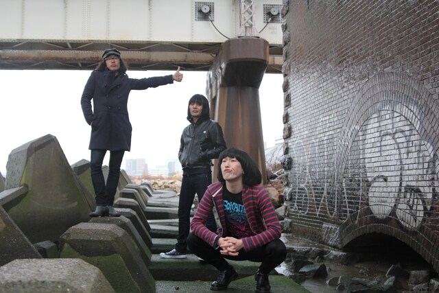 淀川の橋下にたたずむザ50回転ズの3人。