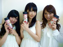 手書きサイン入りタンブラーを持ったフレンチ・キスの3人（写真左から倉持明日香、柏木由紀、高城亜樹）。