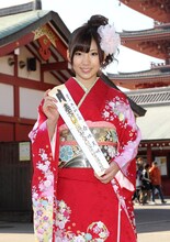 浅草寺で祈祷札を持つ岩佐美咲。