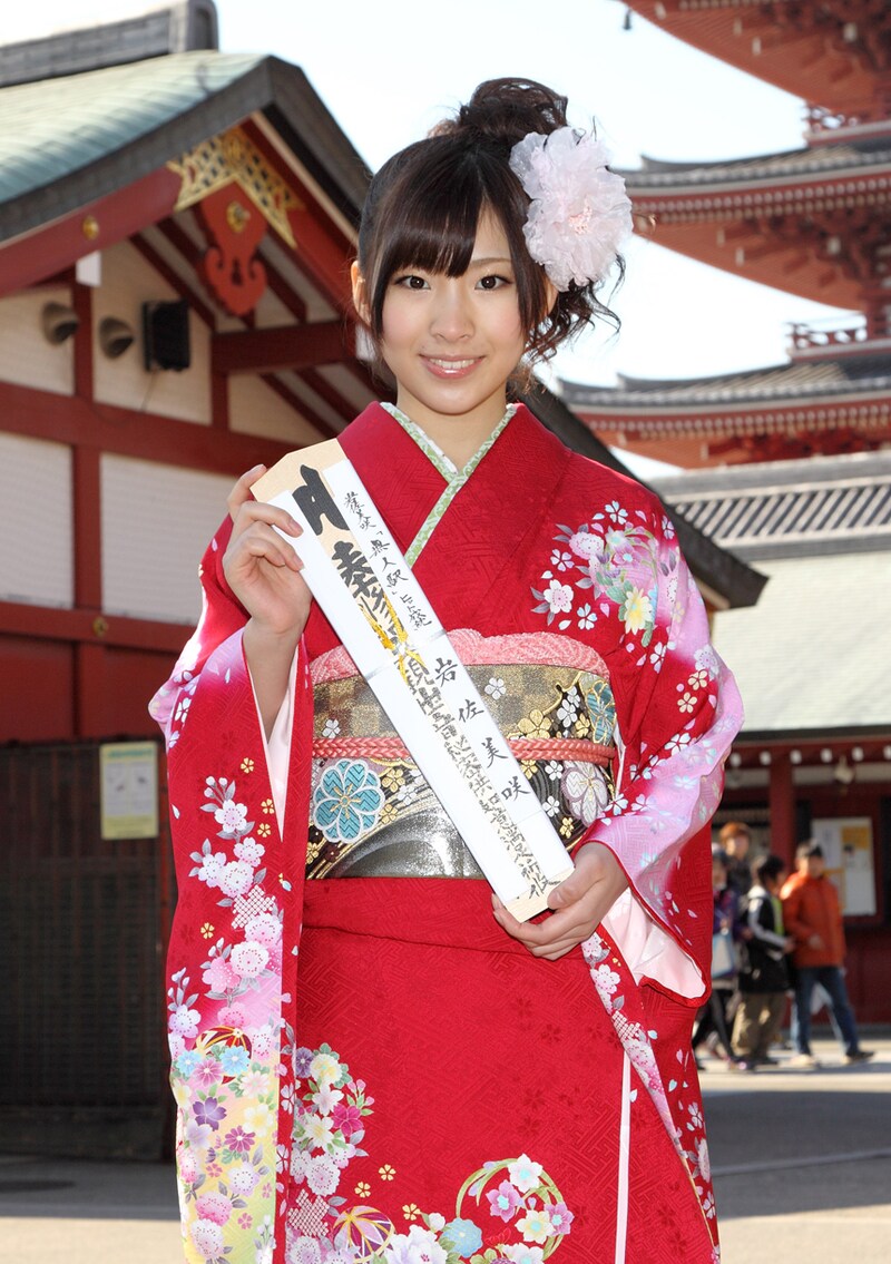 浅草寺で祈祷札を持つ岩佐美咲。
