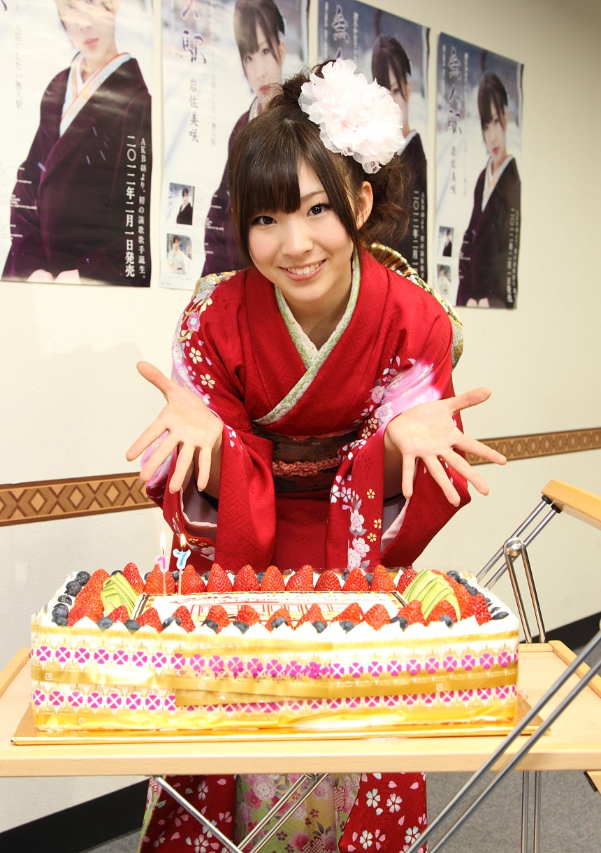バースデーケーキと岩佐美咲。