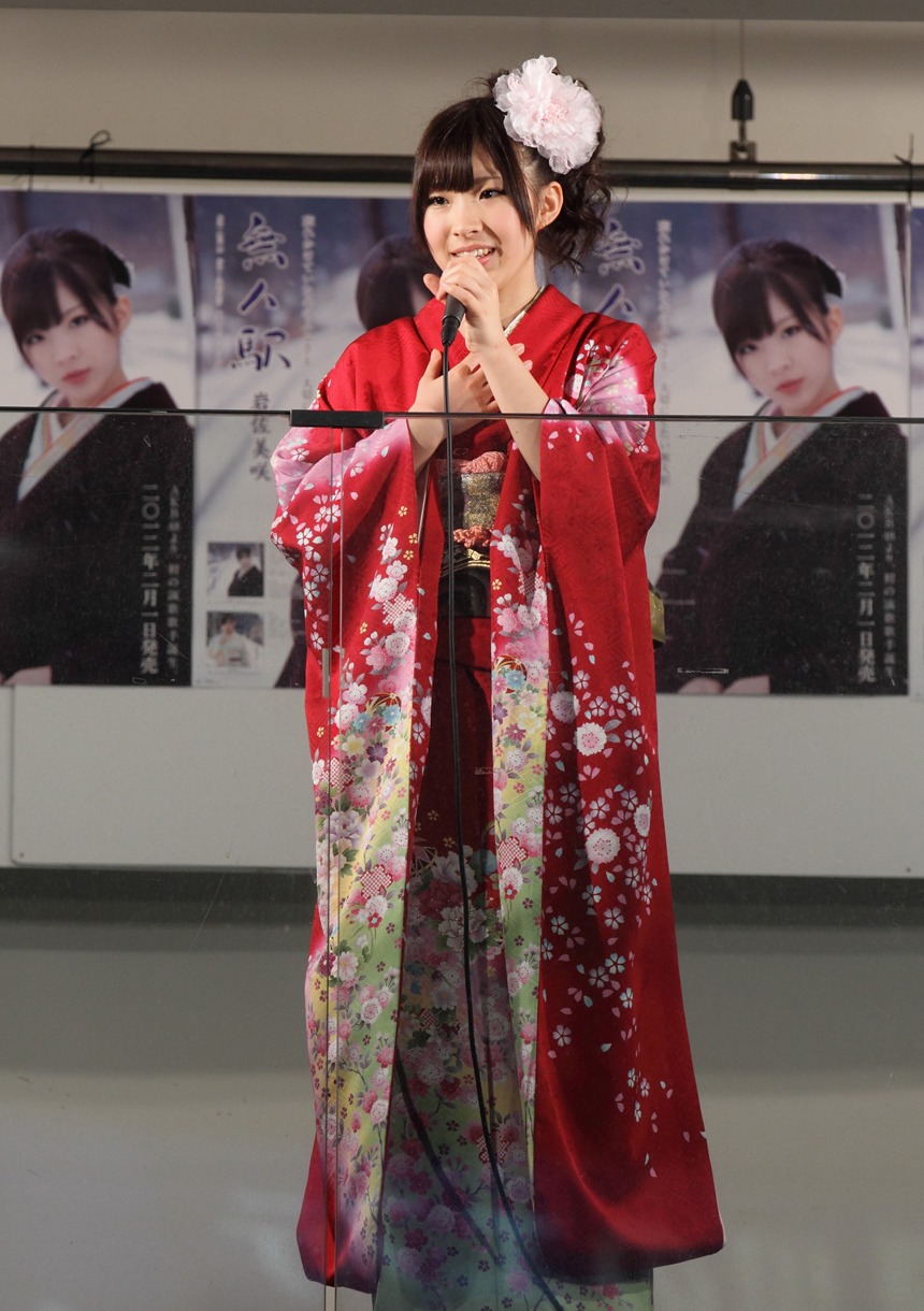 歌う岩佐美咲。