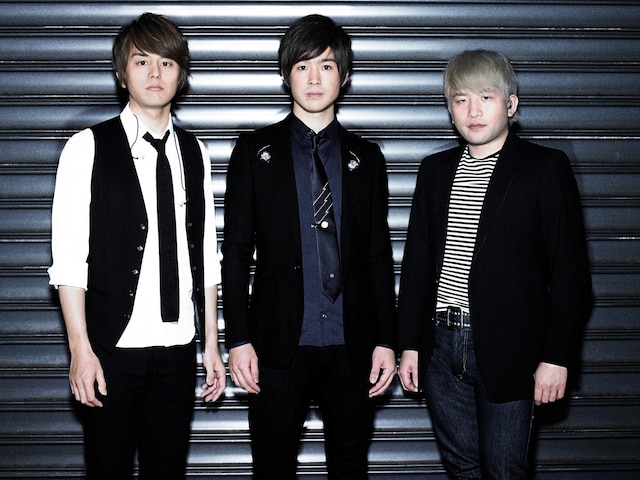 レミオロメン。写真左から神宮司治（Dr）、藤巻亮太（Vo, G）、前田啓介（B）。