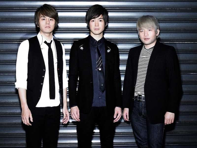 レミオロメン。写真左から神宮司治（Dr）、藤巻亮太（Vo, G）、前田啓介（B）。