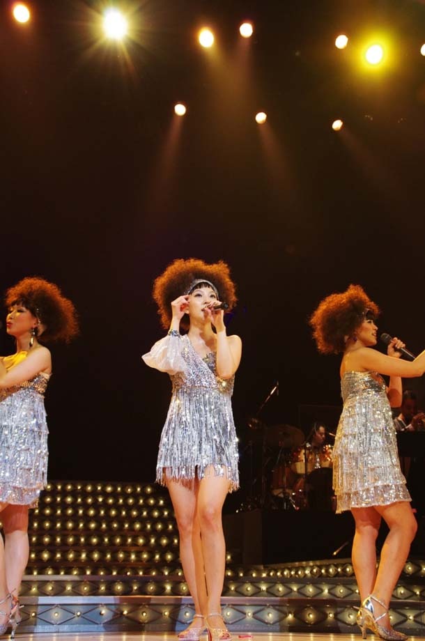 「BoA THE LIVE 2011 "X'mas" ～The 10th Anniversary Edition～」のライブの模様。