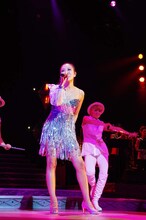 「BoA THE LIVE 2011 "X'mas" ～The 10th Anniversary Edition～」のライブの模様。