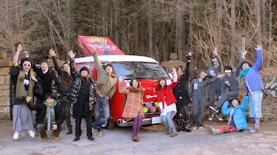 CM冒頭、出演者全員で「Hey!」と拳をつき上げるシーン。