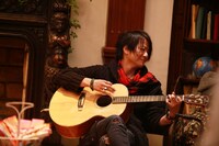 今週の人気の画像4位は「まさやん、TERU、ポリ、U-zhaanらグリコ新CMで合唱」より、江崎グリコの新しい企業CMからの1シーン。