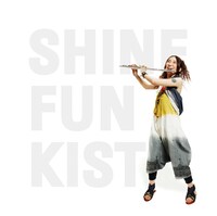 シングル「SHINE」FUNKIST盤のジャケットには、昨年逝去したフルート奏者の春日井陽子をフィーチャー。