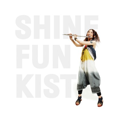 シングル「SHINE」FUNKIST盤のジャケットには、昨年逝去したフルート奏者の春日井陽子をフィーチャー。