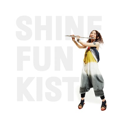 シングル「SHINE」FUNKIST盤のジャケットには、昨年逝去したフルート奏者の春日井陽子をフィーチャー。