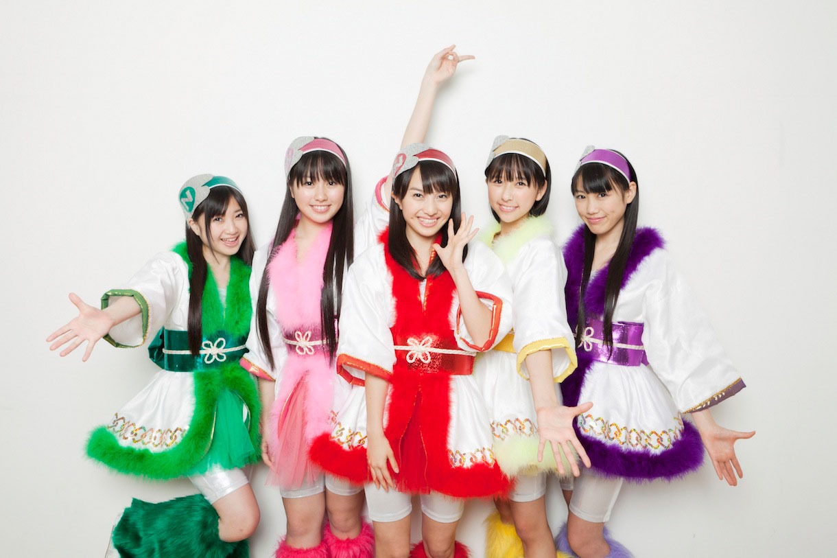 「Quick Japan」95号の表紙と同じポーズをとるももいろクローバーZの5人。