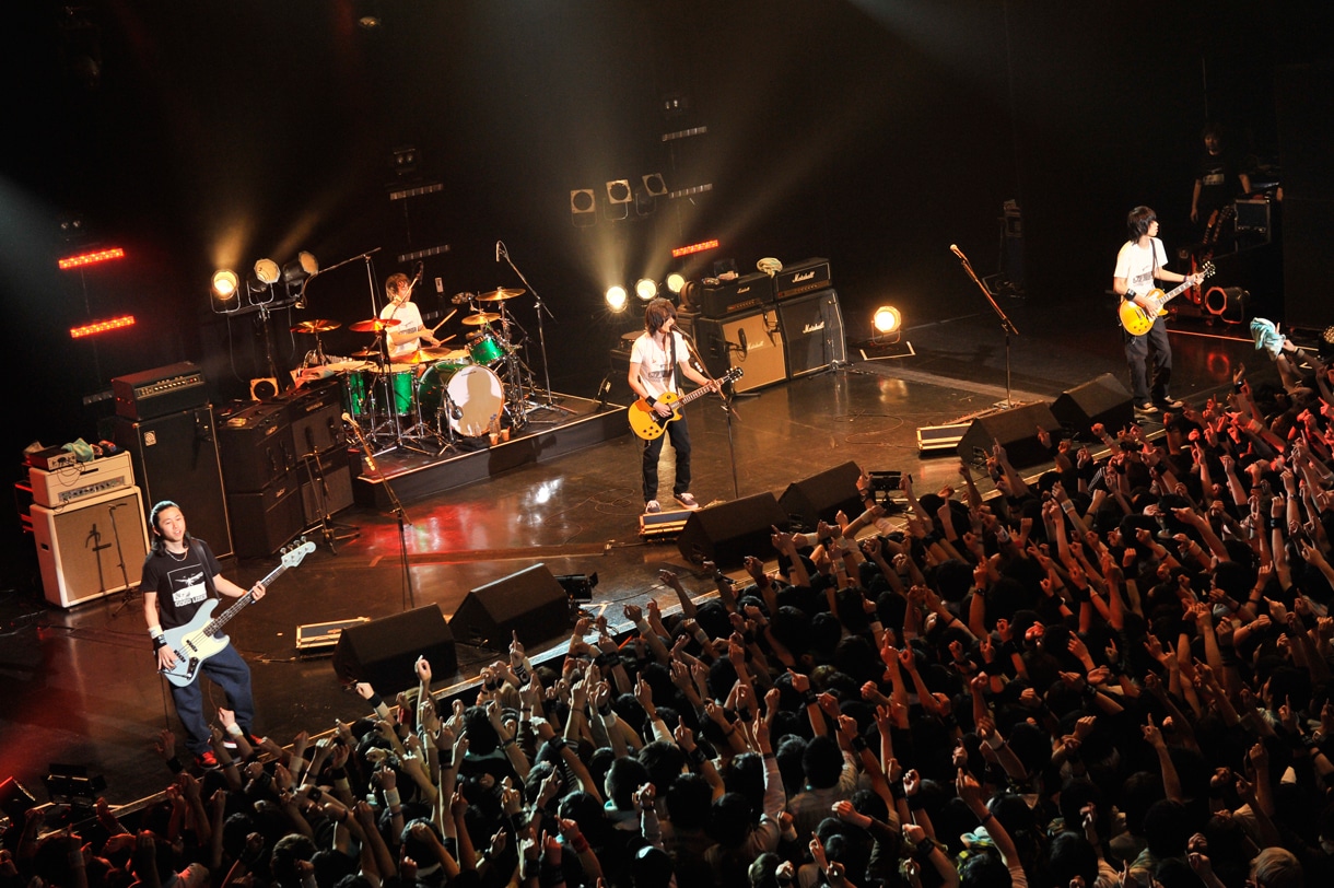 BUMP OF CHICKEN「BUMP OF CHICKEN TOUR 2011-12『GOOD GLIDER TOUR』」東京・Zepp Tokyo公演の様子。