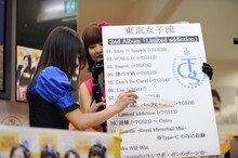 フリップに隠された文字を明かす庄司芽生（写真左）。