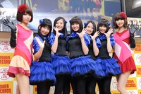 写真左からレナ、小西彩乃、山邊未夢、新井ひとみ、中江友梨、庄司芽生、リサ。