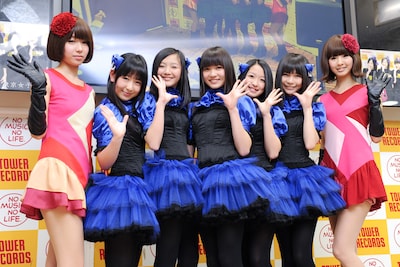 写真左からレナ、小西彩乃、山邊未夢、新井ひとみ、中江友梨、庄司芽生、リサ。