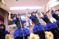 「眩暈 feat. バニラビーンズ」を披露する東京女子流とバニラビーンズ。