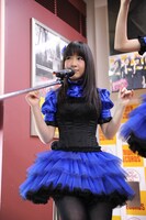 右足の指を骨折したため、椅子に座ってのパフォーマンスとなった小西彩乃。