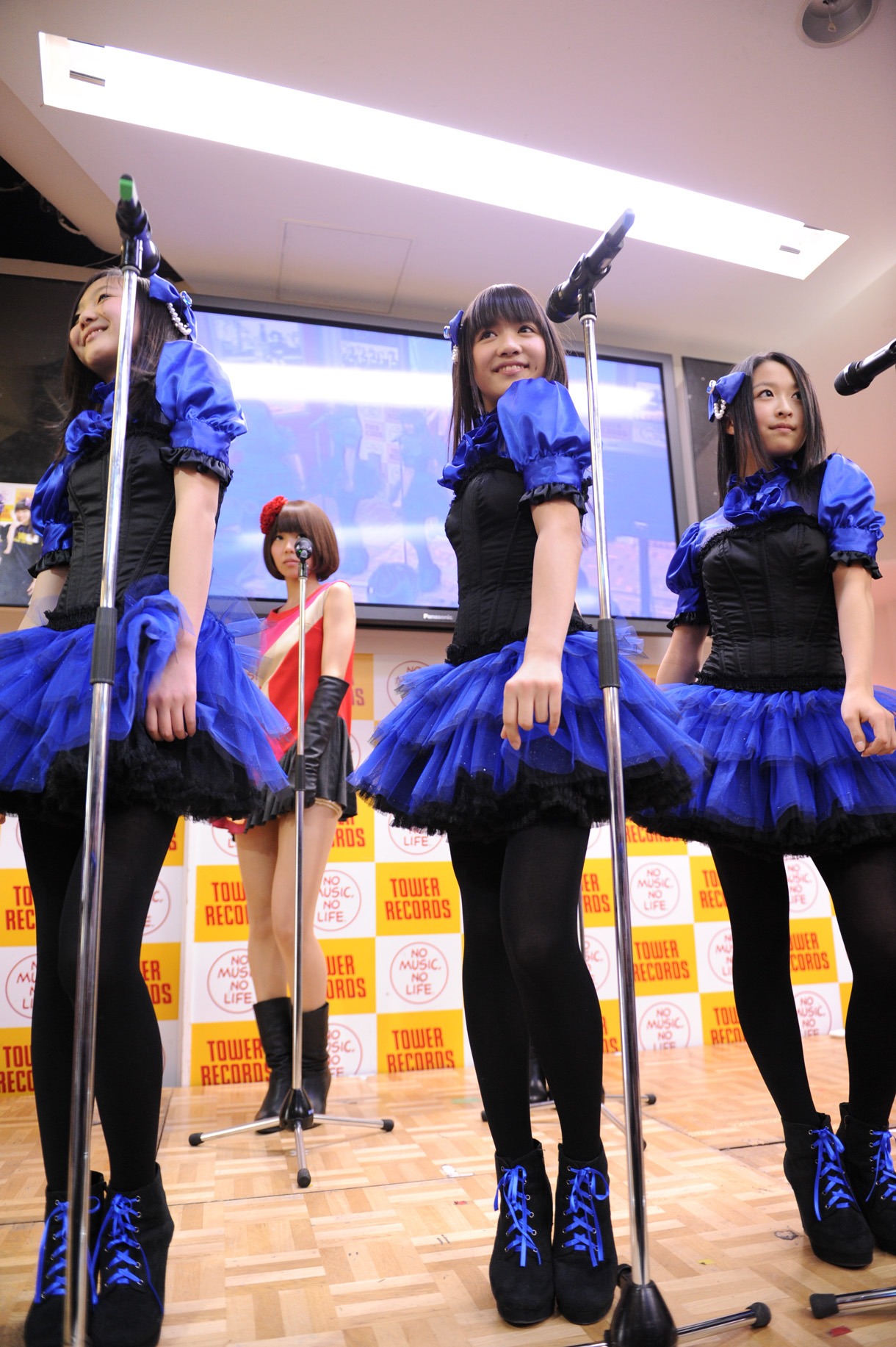 「眩暈 feat. バニラビーンズ」を披露する東京女子流とバニラビーンズ。
