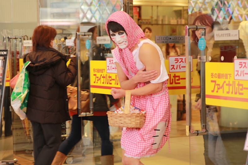 寒さに震えながらビルから出てくる樽美酒研二。