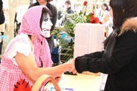 寒い中足を運んだファンをねぎらいつつ、握手を交わす樽美酒研二。