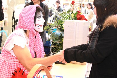 寒い中足を運んだファンをねぎらいつつ、握手を交わす樽美酒研二。