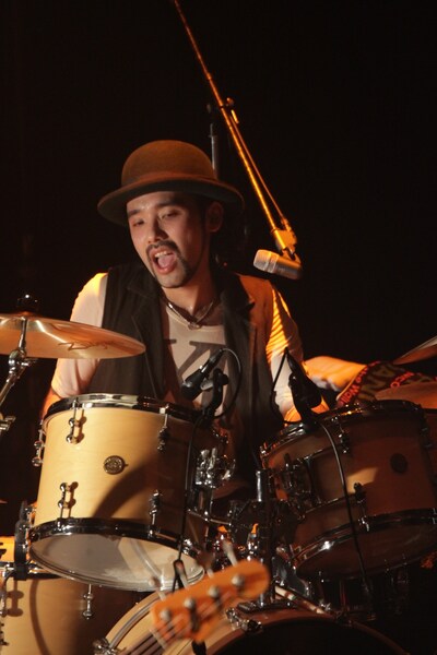 1月28日に27歳の誕生日を迎えた対馬祥太郎（Dr）。MCでは誕生日翌日に行われたライブでの失敗談が光村によって暴露された。