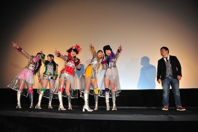 ももいろクローバーZと佐々木敦規監督（写真右端）。