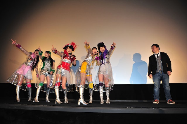 ももいろクローバーZと佐々木敦規監督（写真右端）。