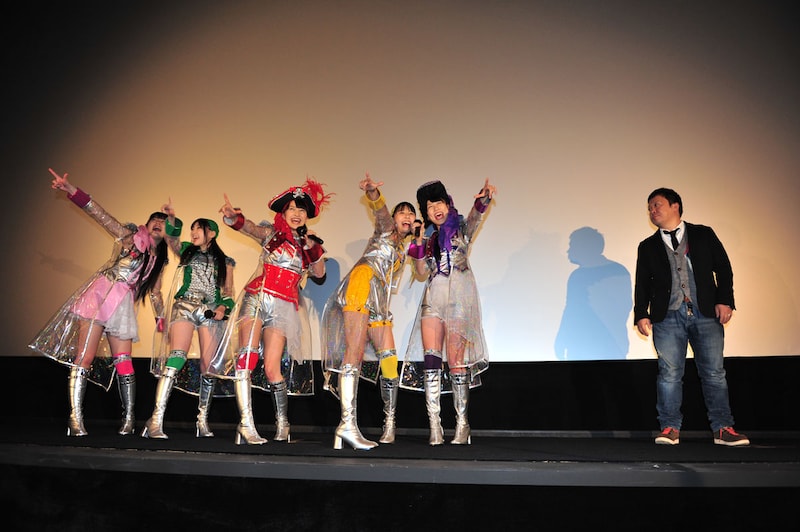 ももいろクローバーZと佐々木敦規監督（写真右端）。