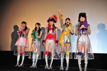 ポスターを賭けたジャンケン大会の様子。チョキを出す玉井詩織（写真右から2番目）。