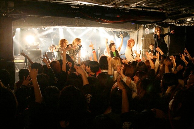 第1回「J-ROCK EXPLOSION 2012 華麗なる激情 -Splendid Violent Emotion-」アンコールセッションの様子（撮影：HAYATO）。