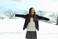 雪景色の中ではしゃぐ井手綾香。
