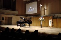 卒業生のために弾き語りパフォーマンスを披露した井手綾香。