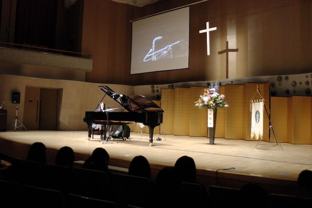 卒業生のために弾き語りパフォーマンスを披露した井手綾香。