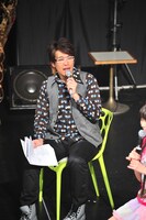 第1戦、第2戦、第7戦の見届け人としてMCを務めた古坂大魔王。