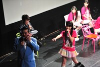 第1戦「ももクロ VS. お茶の間」の様子。