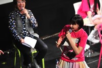 第1戦「ももクロ VS. お茶の間」の様子。必死で弁当を守る食いしん坊しおりん。