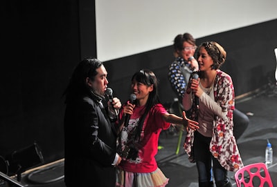 第1戦「ももクロ VS. お茶の間」より。モノマネ芸人ゆうぞうが演じる加山雄三や武田鉄矢を相手に大御所との接し方を学んだ。