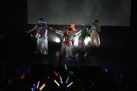 第2戦「ももクロ VS. ラジオ」冒頭のライブコーナーでは海賊風の新衣装で新曲「猛烈宇宙交響曲・第七楽章『無限の愛』」が披露された。