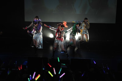 第2戦「ももクロ VS. ラジオ」冒頭のライブコーナーでは海賊風の新衣装で新曲「猛烈宇宙交響曲・第七楽章『無限の愛』」が披露された。