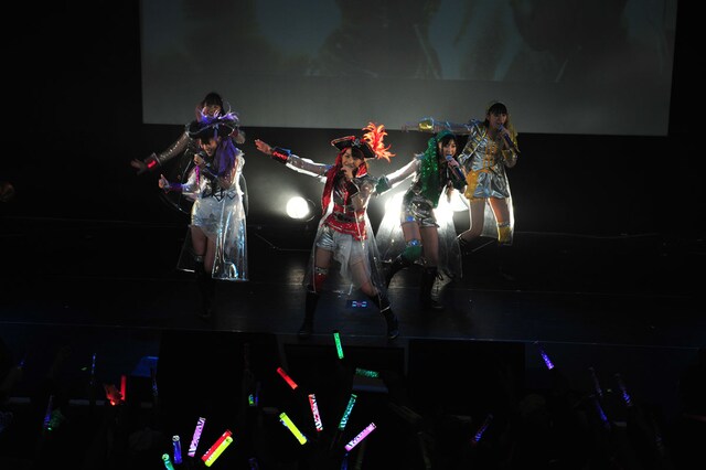 第2戦「ももクロ VS. ラジオ」冒頭のライブコーナーでは海賊風の新衣装で新曲「猛烈宇宙交響曲・第七楽章『無限の愛』」が披露された。